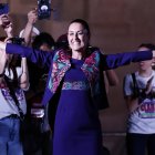 La oficialista Claudia Sheinbaum, ganadora de la elección presidencial, saluda a simpatizantes el 3 de junio de 2023.