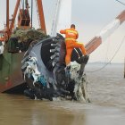 La maquinaria que extrae el sedimento se detiene cada que el cortador se llena de basura.