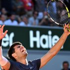 Alcaraz celebra eufórico tras clasificarse a la fina luego de vencer a Jannik Sinner.