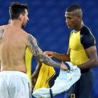 Lionel Messi y Carlos Gruezo intercambiando camisetas.