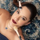 Hace más de veinte años dedica su vida a embellecer mujeres y proporcionales las herramientas para potenciar su autoestima a través del maquillaje.