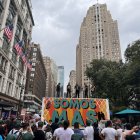 Decenas de inmigrantes jornaleros de varios estados mientras se manifiestan contra las medidas antiinmigantes promulgadas en Estados Unidos este jueves en Nueva York (EE.UU.).