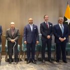 El nuevo rector, Isidro Fierro Ulloa (centro), el saliente, Joaquín Hernández (derecha) y otros directivos de la UEES durante la ceremonia de relevo.