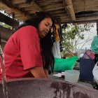 Los barrios que están ubicados en la zona alta de Conocoto son los más afectados por los racionamientos. Vecinos deben recoger el agua en baldes.