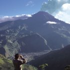 Ambato. Un vulcanólogo observa una columna de humo del Tungurahua.