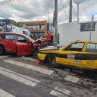 El auto y el taxi quedaron detenidos de frente, luego del impacto en el siniestro múltiple.