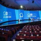 BRUSELAS, 08/06/2024.-Vista este sábado del hemiciclo del Parlamento Europeo en Bruselas, transformado en un gran centro de prensa, con plató de televisión incluido, para seguir el recuento de votos durante la noche electoral de los comicios europeos este 9 de junio. EFE/ Bruno Fortea Miras