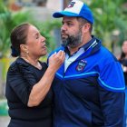 Playas. Cristian Cobos, en vida, junto a su madre.