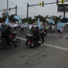 1. Kilómetro 14. Los moradores detuvieron el tránsito por más de una hora. La mayoría lució de blanco y portó banderas.