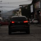 Los vehículos oficiales tampoco cumplen con la norma de identificar los vehículos.