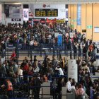 Decenas de viajeros varados tratan de encontrar soluciones para sus viajes.