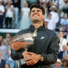 El tenista español Carlos Alcaraz celebras tras ser coronado en París.