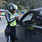 l jueves, un agente de tránsito participó de un dispositivo de control de cumplimento de la medida del Pico y Placa.