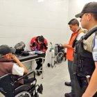 Personal de la policía y Bomberos para auxiliar y colaborar a un ciudadano que sufrió un incidente en la estación del Metro