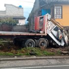 Personal de Bomberos realizó las labores de rescate para sacar al conductor del tráiler