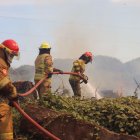 Los uniformados continúan trabajando para controlar el fuego
