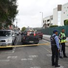 Agentes de la Policía custodian los exteriores del área de emergencia, donde se registró la balacera en el Hospital Pablo Arturo Suárez de Quito.
