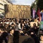 La gente se reúne para protestar contra el partido de derecha francés Agrupación Nacional (Rassemblement National o RN) tras los resultados de las elecciones europeas, en París.