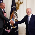 Washington. El Presidente Joe Biden otorgar medalla a Aquilino Gonell, en ceremonia del 6 de enero de 2023.