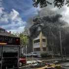 El humo sale del incendio que se desató alrededor de las 8:15 hora local (12:15 GMT) en el edificio Temple Court en el noroeste de la ciudad de Miami, Florida (EE.UU.).