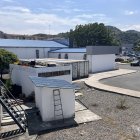 Instalaciones. Dos de los tres contenedores están dañados; en uno de ellos y sin refrigeración hay más de restos que datan de 2023. En los contenedores hay más de 300 restos que no han sido inhumados por falta de espacio en cementerios.