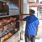 Guayaquil. Así se ve un asadero de pollos, es costumbre que las personas vean cómo se asan al carbón.