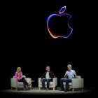 Craig Federighi (R), vicepresidente senior de ingeniería de software, responde a una pregunta de la moderadora, Justine Ezarik (iJustine) (L), una YouTuber estadounidense, mientras John Giannandrea (C), vicepresidente senior de aprendizaje automático y estrategia de IA.