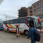 Carteles en rechazo a la construcción de la terminal se observan en inmuebles del barrio La Calera, en el sur de Cuenca.