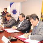 Firma. Álvaro Román, del Consejo de la Judicatura (izquierda); y Mauricio Torres, de la Contraloría General del Estado (centro).