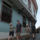 Viajeros. Unos turistas caminan en las calles de Las Peñas, en Guayaquil.