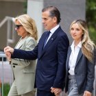 Hunter Biden (c) toma de la mano a la primera dama de EE.UU., Jill Biden (i) y de su esposa, Melissa Cohen Biden (d). cuando sale de su juicio federal.