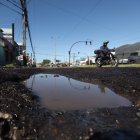 Una calle llena de baches en la avenida Galo Plaza dificulta el tránsito vehicular.