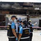 Agentes de la policía forense tailandesa inspeccionan el área de un incendio en una tienda de mascotas y animales exóticos en el mercado Chatuchak en Bangkok.
