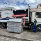 Los denominados ‘ecotachos’ se encuentran ubicados cerca del Mercado El Salto, lugar donde los comerciantes depositan los desechos comunes y orgánicos. 2. Traslado. La recolección de desechos se realiza en Latacunga sin una clasificación correcta, todo es trasladado al basurero municipal, donde es enterrado.