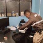 Operativo. Agente policial que realiza levantamiento de datos, en Quito.