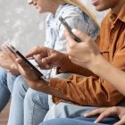 Alrededor del 38 % de los hombres y el 50 % de las mujeres tienen un uso excesivo del smartphone.