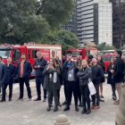 Decenas de personas observan los momentos en el que el "influencer" polaco Marcin Banot, trepó 25 pisos de un rascacielos de 125 metros de alto en el centro de Buenos Aires.