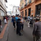 Los agentes metropolitanos dan indicaciones a los usuarios, ante el bloqueo del paso hacia la Plaza de la Independencia.