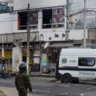 Investigadores de la policía colombiana recogen evidencias luego de una explosión este miércoles en Jamundí (Colombia).