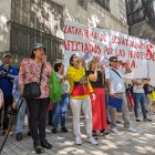 Plantón: Migrantes ecuatorianos protestando en exteriores de la embajada de Ecuador en Madrid.