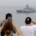 Personas observan la llegada de uno de los barcos pertenecientes a la flotilla de la Marina de Guerra de Rusia.