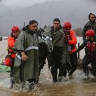 Personal de carabineros y emergencias evacuan a personas que se mantenían aisladas debido al desborde del río Pichilo, en la comuna de Arauco, región del Bio Bío (Chile).