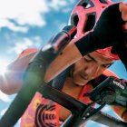 Richard Carapaz sufrió heridas en la boca tras una caída en la cuarta etapa.