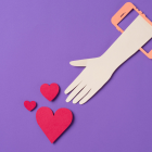 El obirting se manifiesta en las interacciones sociales de una relación que ya terminó.