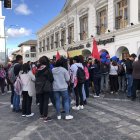 Los movimientos sociales se ubicaron en las afueras de la gobernación de Cotopaxi.