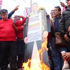 manifestantes quemaron un muñeco de cartón del presidente Daniel Noboa.