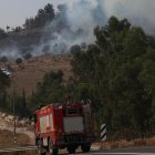 Los bomberos llegan para extinguir un incendio en la zona de Safad, al norte de Israel, el 12 de junio de 2024 provocado por cohetes disparados desde el Líbano.