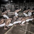 Se observa el traslado de pandilleros al Centro de Confinamiento para el Terrorismo (Cecot), este martes en Tecoluca (El Salvador).