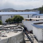 Los cadáveres que yacían en el contenedor que no refrigeraban fueron movidos al que supuestamente había sido reparado. El sector huele mal.