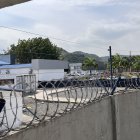 Cerco. El martes, personal del Servicio Nacional de Medicina Legal colocó una lona negra para que desde el frente de la dependencia no se vieran los contenedores.